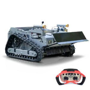 Robokosilica K1SP1 srebrne boje slikana pod kutem od 45 stupnjeva i pripadajući profesionalni daljinski upravljač crvene boje