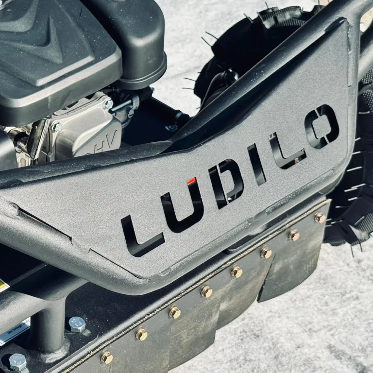 Logotip LUDILO urezan u metal prednjeg branika na robokosilici