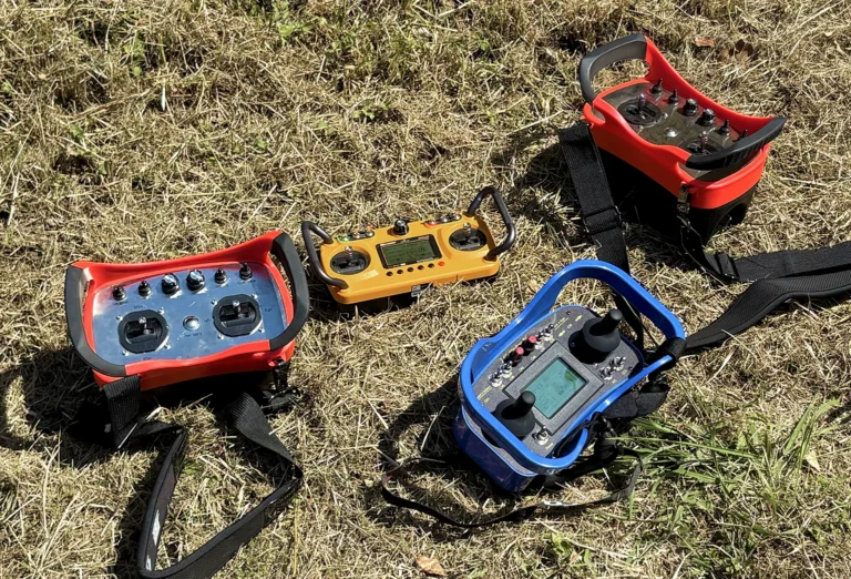 daljinski upravljači od kosilice na daljinski polegnuti na travnatu pokušenu površinu